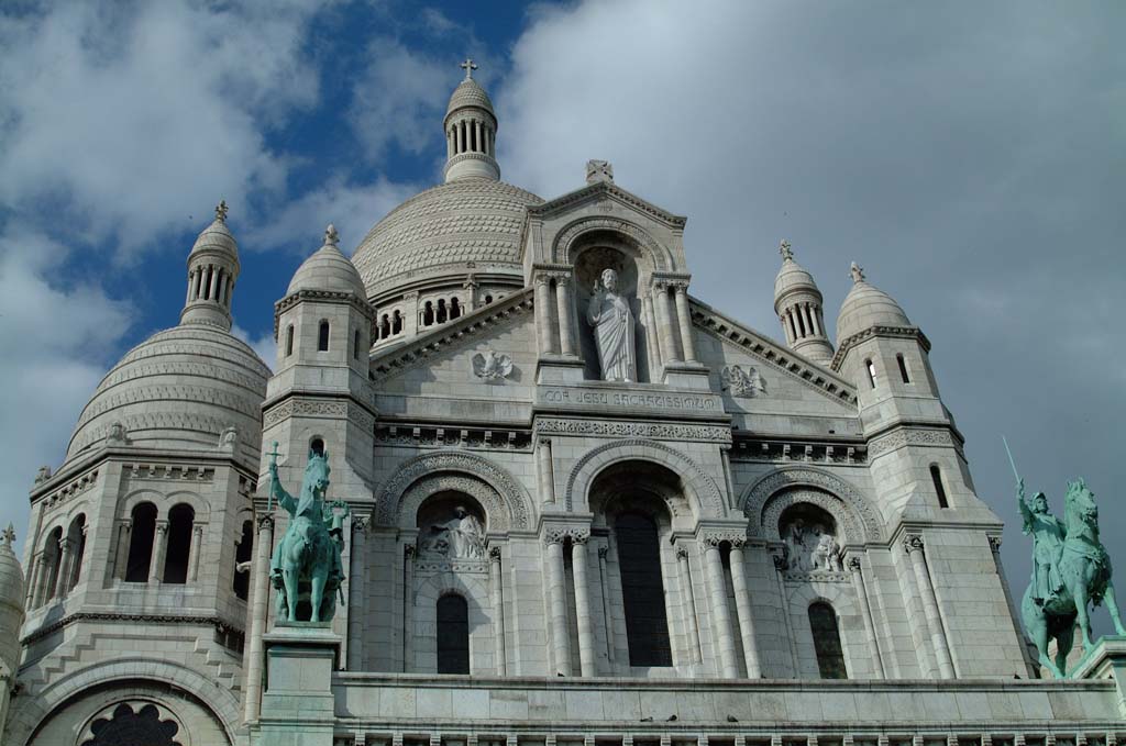 Click on one of the three thumbnails of the Sacr Coeur Basilica to see the 