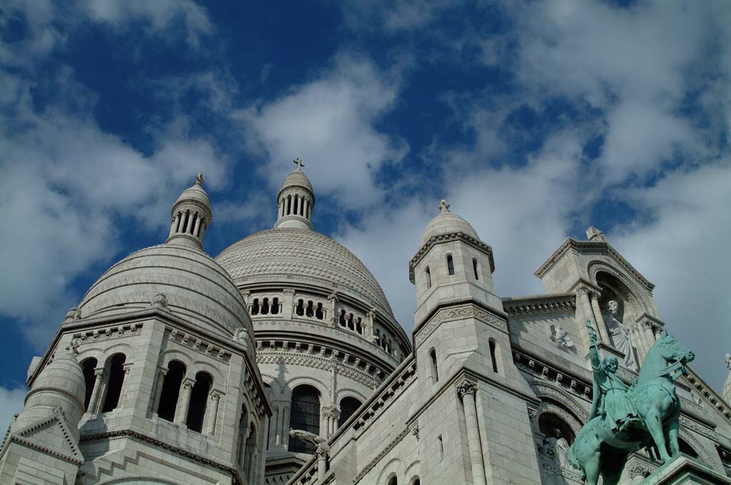 How to spend a night of adoration in the Sacr Coeur Basilica