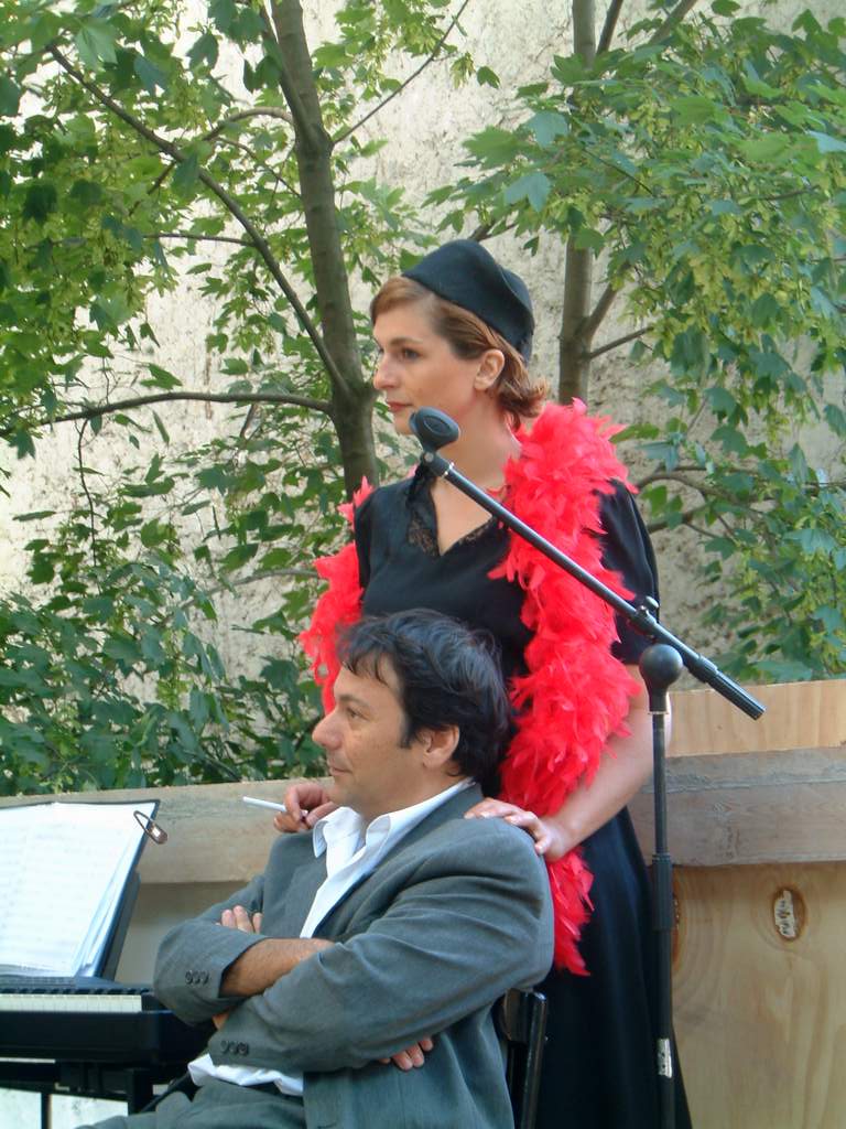 acteur Montmartre en chantant