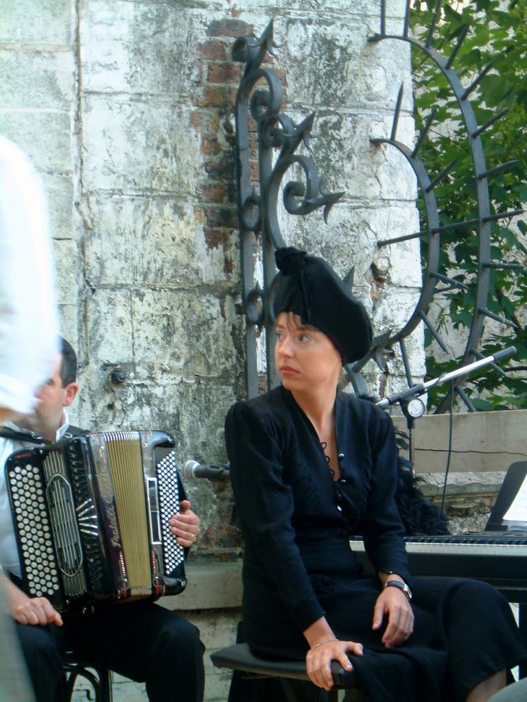 acteur Montmartre en chantant