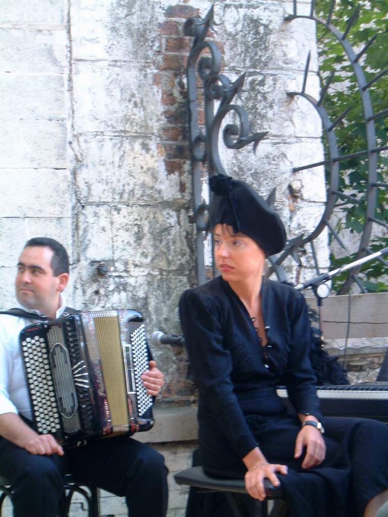 acteur Montmartre en chantant