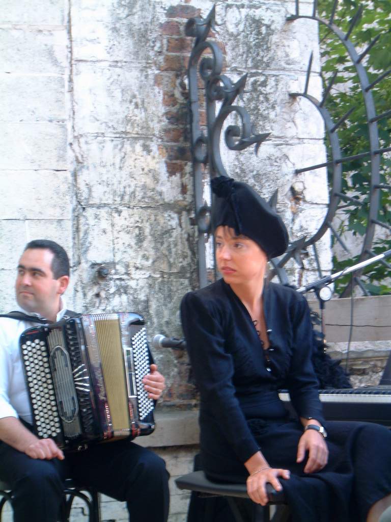 acteur Montmartre en chantant