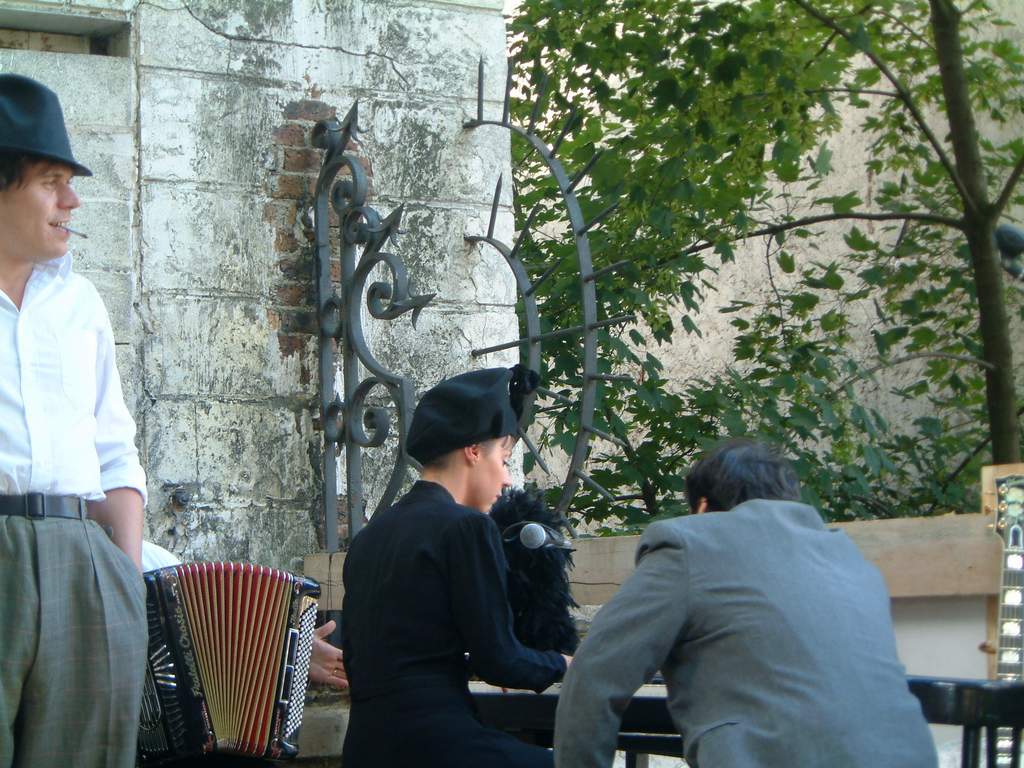 comédien Montmartre en chantant