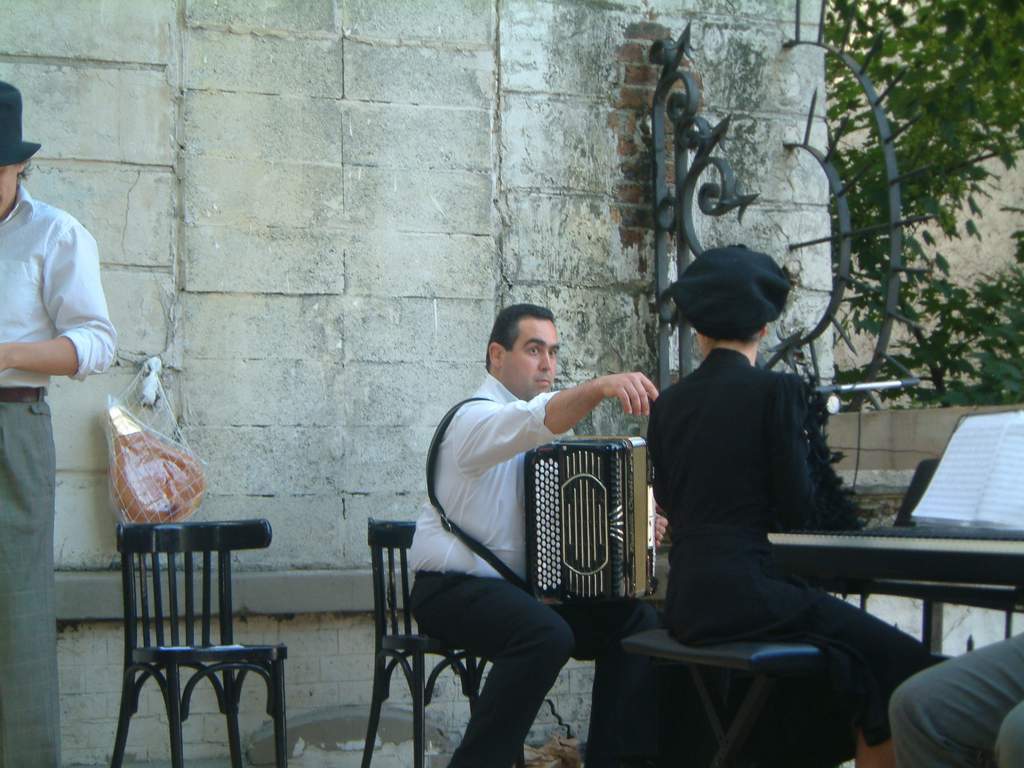 comédien Montmartre en chantant