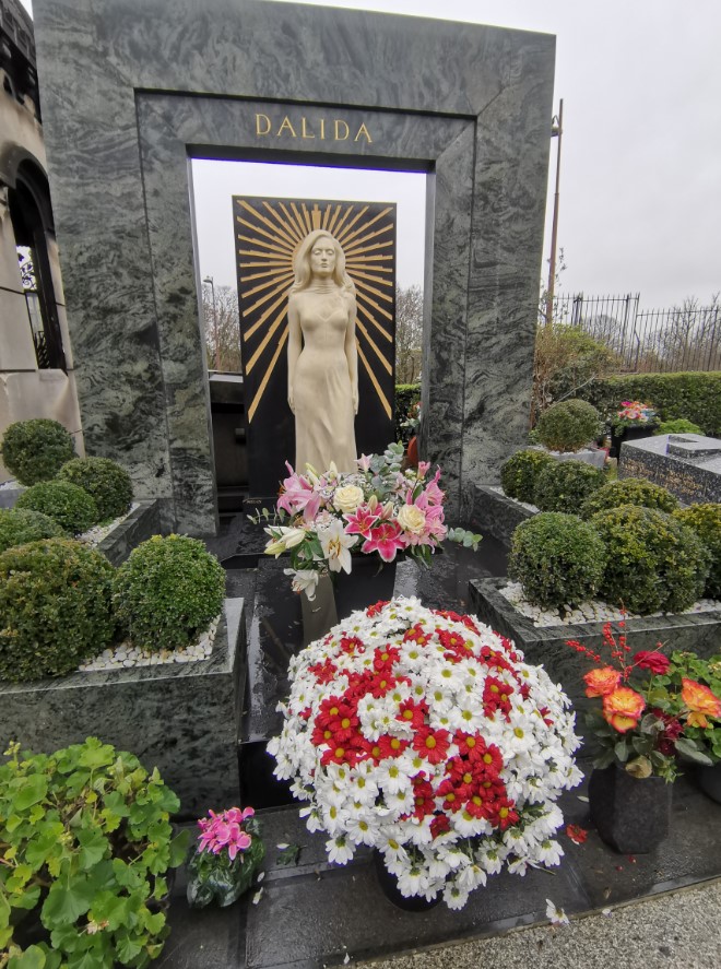 Dalida entourée de fleurs au cimetière de Montmartre